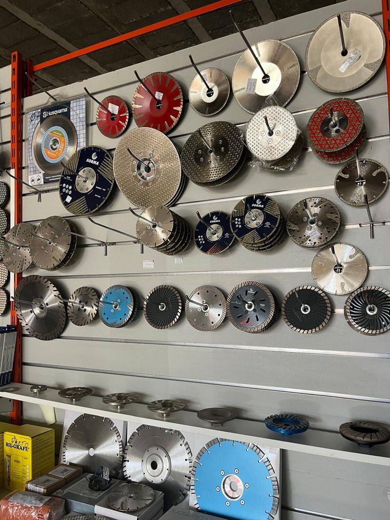 Discos diamantados de corte para pedra em exposição na loja